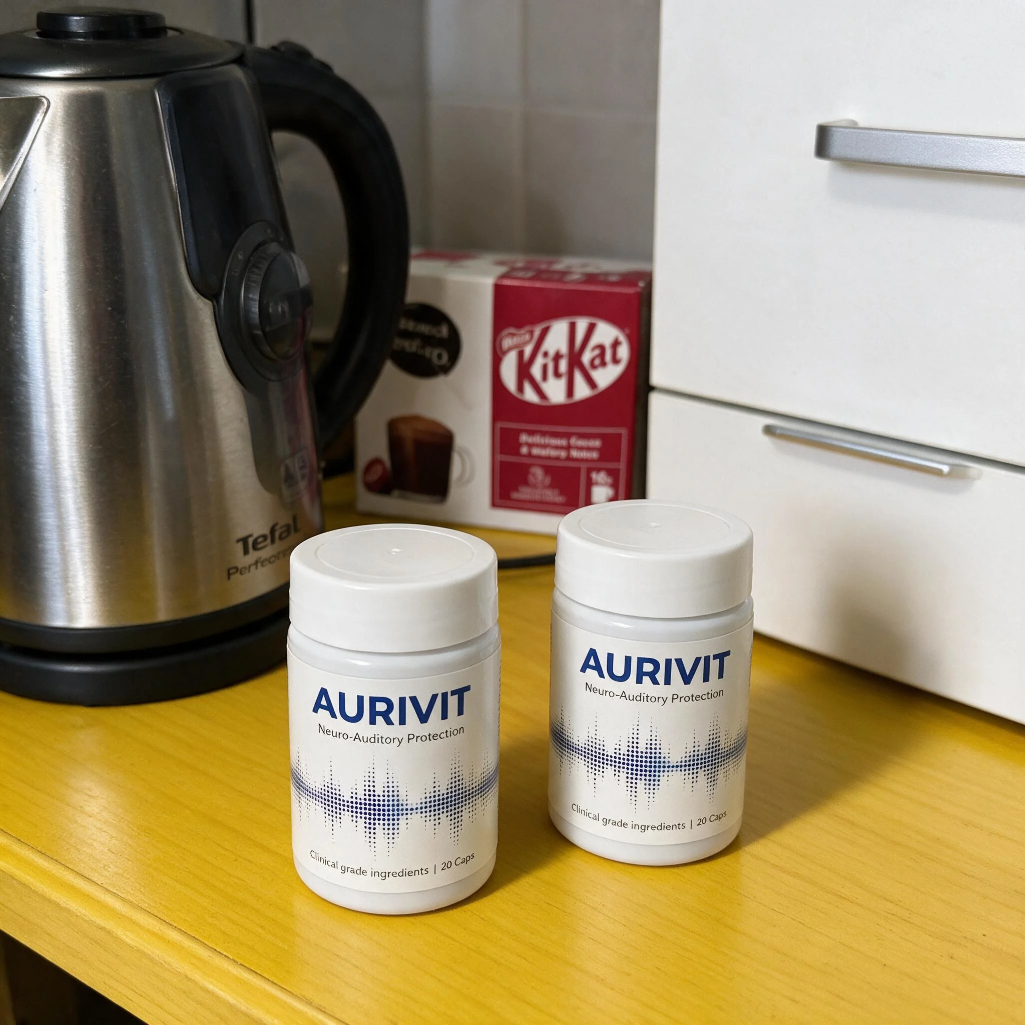 Foto de Antonio Rivas con el envase de Aurivit